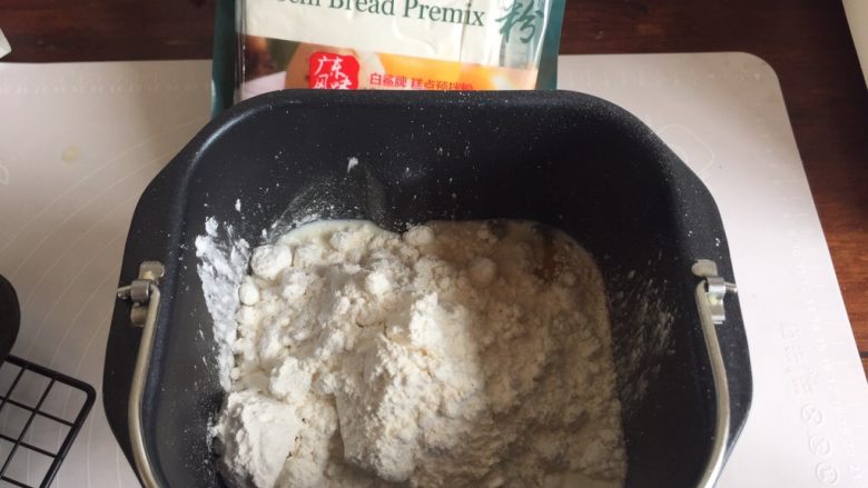 黑芝麻麻薯面包,再加入面包粉;