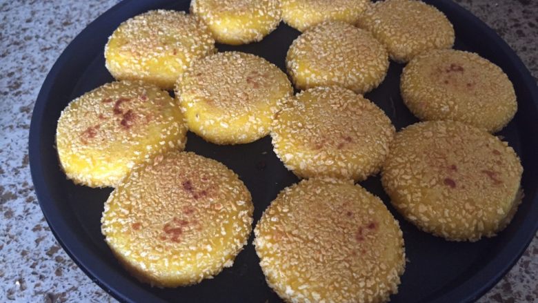 酥脆香糯的南瓜饼,大概5、6分钟,看着表面微焦黄就可以了;