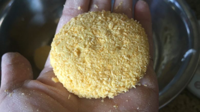 酥脆香糯的南瓜饼,然后,轻轻的放在手心,按压成饼状;