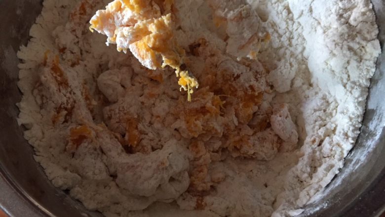 酥脆香糯的南瓜饼,搅拌成絮状;