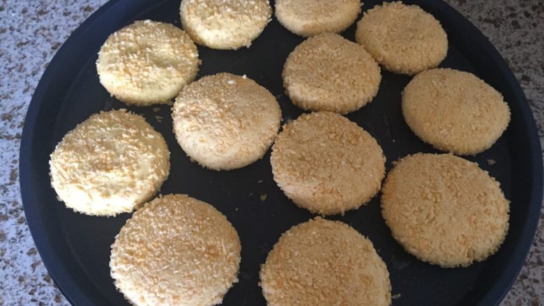 酥脆香糯的南瓜饼,依次码入电饼档中;