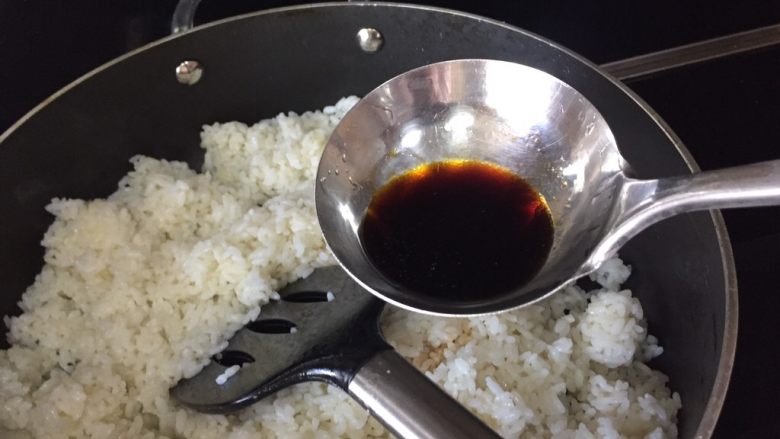 波点蛋包饭,再淋入味极鲜,翻炒;