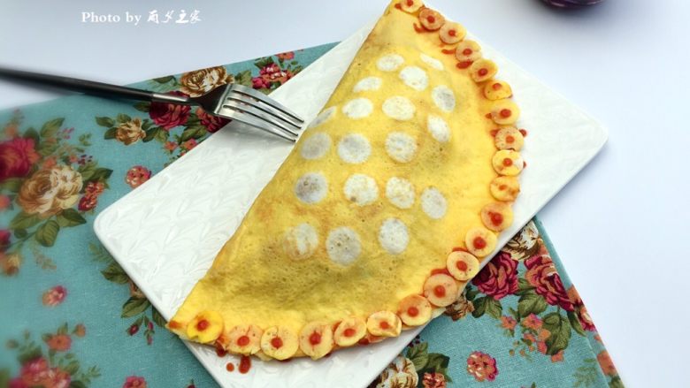 波点蛋包饭,利用余温,边缘凝结粘合,用番茄酱装饰;