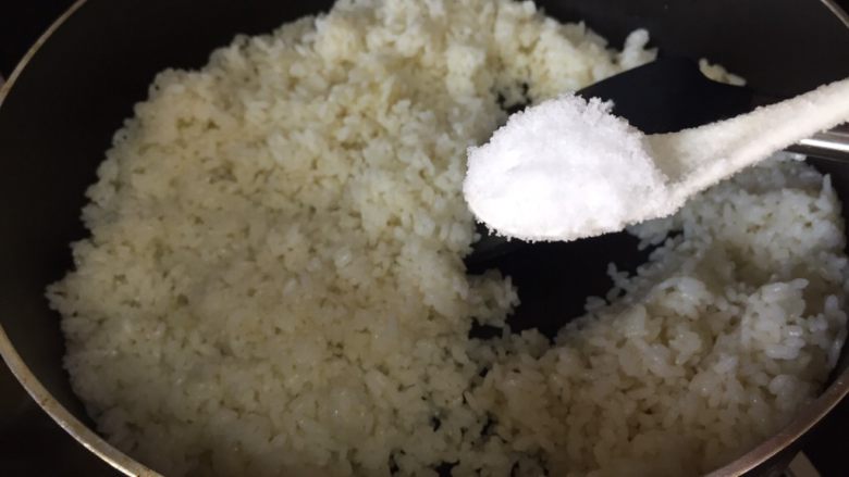 波点蛋包饭,调入少许盐;