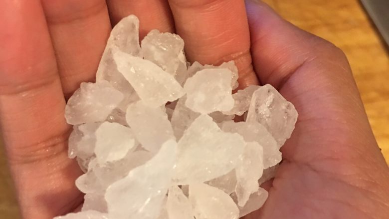 红烧鸡翅,加水没过鸡翅，加适量盐和<a style='color:red;display:inline-block;' href='/shicai/ 762'>老抽</a>，还有图示的一把<a style='color:red;display:inline-block;' href='/shicai/ 866'><a style='color:red;display:inline-block;' href='/shicai/ 866'>冰糖</a></a>，盖上锅盖调中火炖15分钟，之后打开锅盖收汁