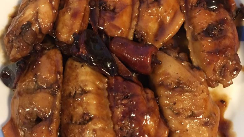 红烧鸡翅,汁收的差不多了出锅摆盘