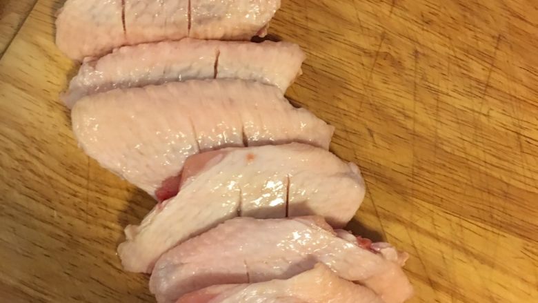 红烧鸡翅,<a style='color:red;display:inline-block;' href='/shicai/ 96'>鸡翅</a>洗干净分别在两面划两刀