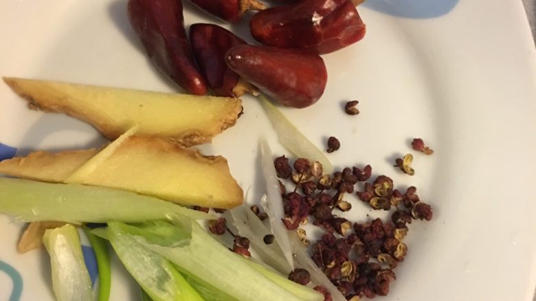 红烧鸡翅,把葱<a style='color:red;display:inline-block;' href='/shicai/ 37'>姜</a><a style='color:red;display:inline-block;' href='/shicai/ 700'>花椒</a>和<a style='color:red;display:inline-block;' href='/shicai/ 86474'>干辣椒</a>摆好备用