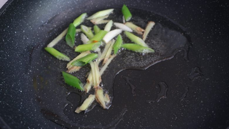 酱香排骨焖饭,锅内倒入适量食用油,煸香葱姜。
