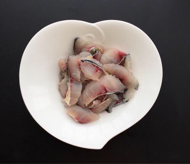 麻辣水煮鱼片,步骤如下:
<a style='color:red;display:inline-block;' href='/shicai/ 397'>草鱼</a>一条(大概三斤重)
去鱼头去鱼骨,鱼肉削片
⚠️:如果自己不会削鱼片,卖鱼的有的会帮忙,我都是自己削鱼片,多做几次就顺手了,这条鱼我做了三道菜,剁椒鱼头、麻辣水煮鱼、还有一道红烧鱼骨头都特别好次