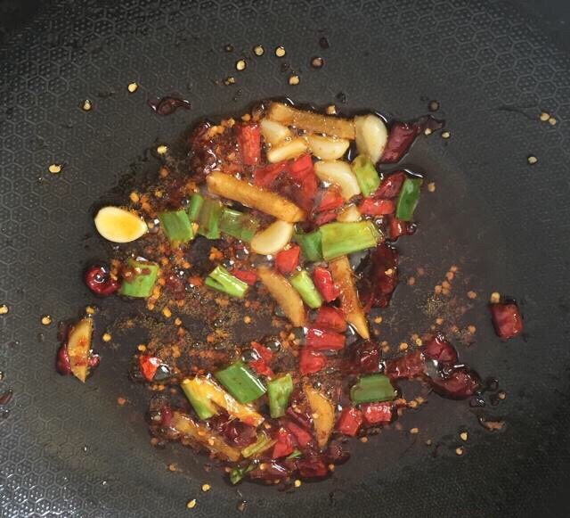 麻辣水煮鱼片,加一勺半红油火锅底料(郫县红油豆瓣酱可以代替,超市有卖)炒出红油~火辣辣