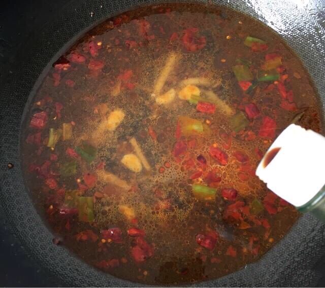 麻辣水煮鱼片,加小半汤匙<a style='color:red;display:inline-block;' href='/shicai/ 788'>生抽</a>,加盖煮5-8分钟左右煮出香味辣味,喜欢加鸡精的可以加少许,黑胡椒粉也可以加一点,调料按自己喜好添加
⚠️:可以把鱼骨头放汤里煮很美味哦,我把鱼骨头另外红烧了🙈也特别好吃,随便自己的哈