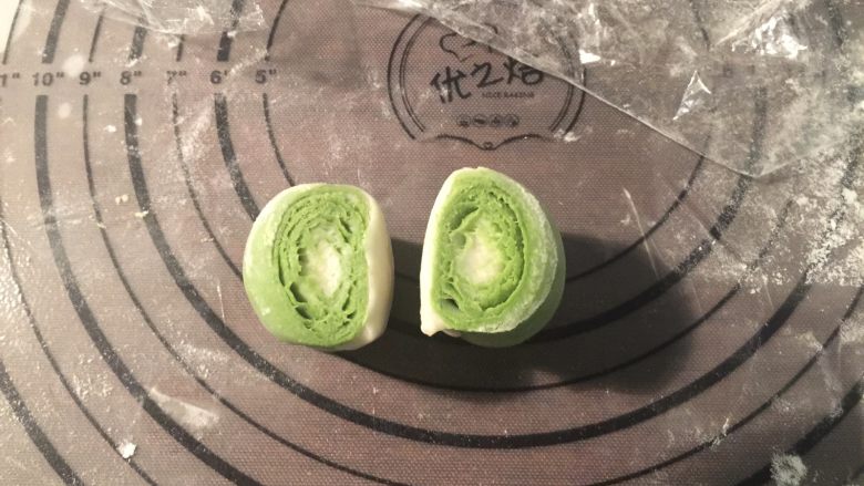 抹茶酥,取一个松弛好的卷,对半切开