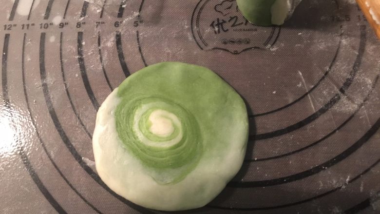 抹茶酥,最好是擀成圆锥形,我就擀成圆形