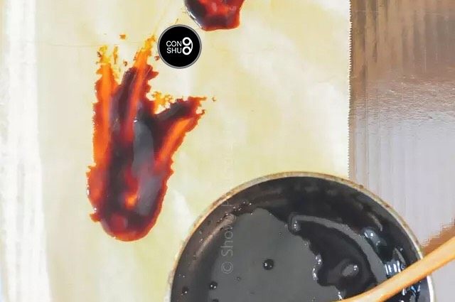 葱说 | 从咸蛋黄冰淇淋到升级版琥珀玻璃芭菲,取一张油纸,用小勺在上面画出你喜欢的形状。待糖液完全冷却,轻轻从油纸上揭下,琥珀玻璃就做好了。
