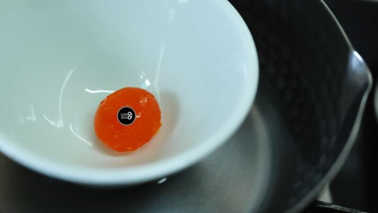 葱说 | 从咸蛋黄冰淇淋到升级版琥珀玻璃芭菲,<a style='color:red;display:inline-block;' href='/shicai/ 9596'>咸蛋黄</a>隔水蒸5分钟,压碎。
【得到固体1】