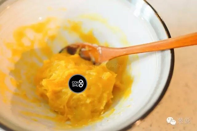 葱说 | 从咸蛋黄冰淇淋到升级版琥珀玻璃芭菲,放入微波炉中,加盖,中火转1分钟,取出。
加一勺<a style='color:red;display:inline-block;' href='/shicai/ 865'>蜂蜜</a>,顺方向搅打成如图状。触感类似团子般Q弹,摩奇就做好啦。
如果觉得团子水分太多,可以继续用微波炉加热,分次短时,以免表面干裂。