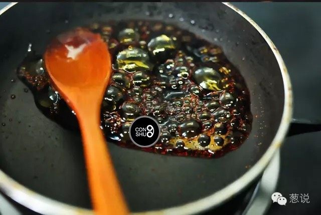 葱说 | 从咸蛋黄冰淇淋到升级版琥珀玻璃芭菲,3勺水+10g砂糖,小火加热至完全溶解。一边搅拌,一边待水分收干,溶液呈现琥珀色。