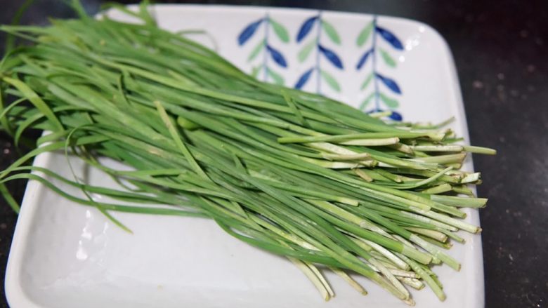 韭菜鸡蛋煎饼,准备适量<a style='color:red;display:inline-block;' href='/shicai/ 116'>韭菜</a>,多一些少一些并无大碍