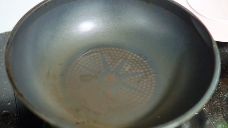 韭菜鸡蛋煎饼,冷锅热油,不要放太多油,刷一点点油就好