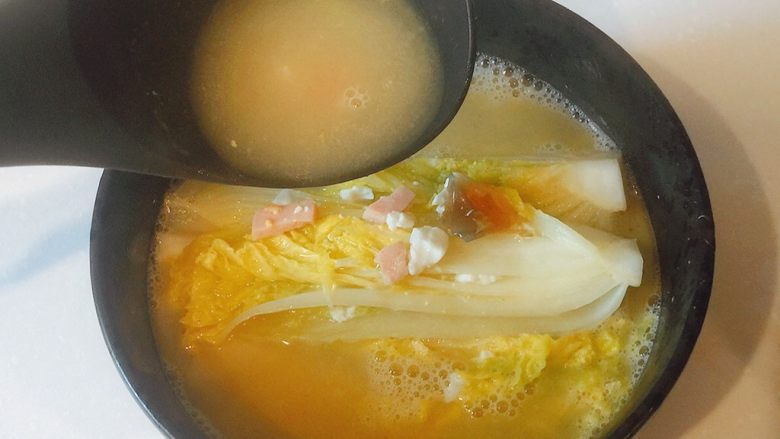 赶走亚健康——上汤娃娃菜,将煮好的汤汁淋在娃娃菜上;