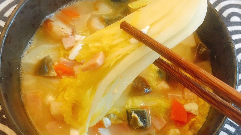 赶走亚健康——上汤娃娃菜,汤汁香浓、味鲜、口感浓郁;
娃娃菜爽脆、新鲜、口感清新;
养胃生津、清热去火,是你夏季食补的不二之选!