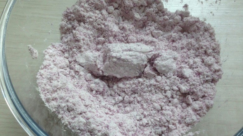 紫薯松糕,就是这个状态,盖上保鲜膜,静置20分钟,让它更好的吸收水分。