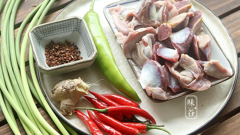 蒜薹炒鸡胗,准备好材料;