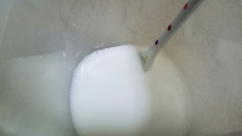 自制酸奶,加入一袋牛奶,搅拌均匀,使糖融化。