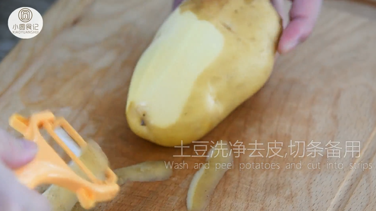 干煸土豆条——超级快手版问世,土豆洗净去皮,切条备用