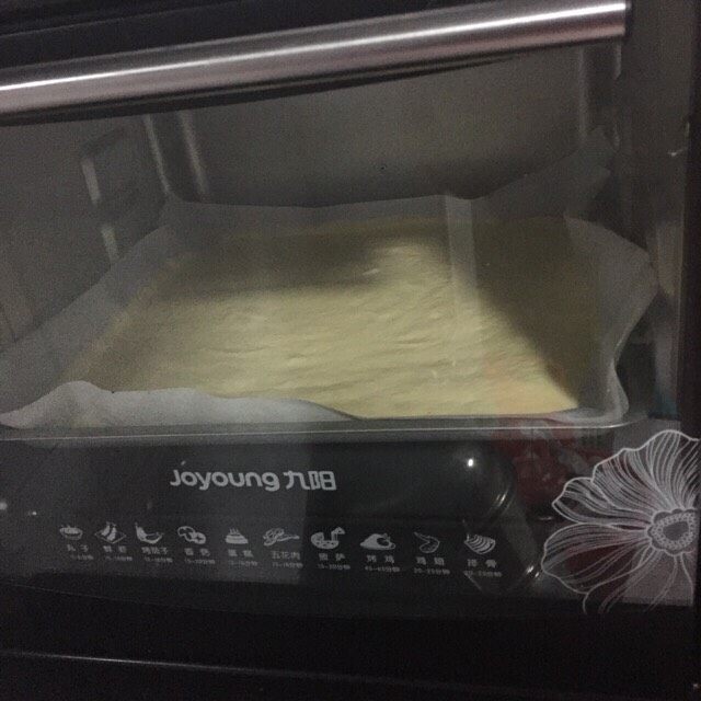 手绘童趣脚印蛋糕,此时,把剩下的面糊均匀的倒入烤盘中,轻轻震出气泡后继续烘烤20分钟