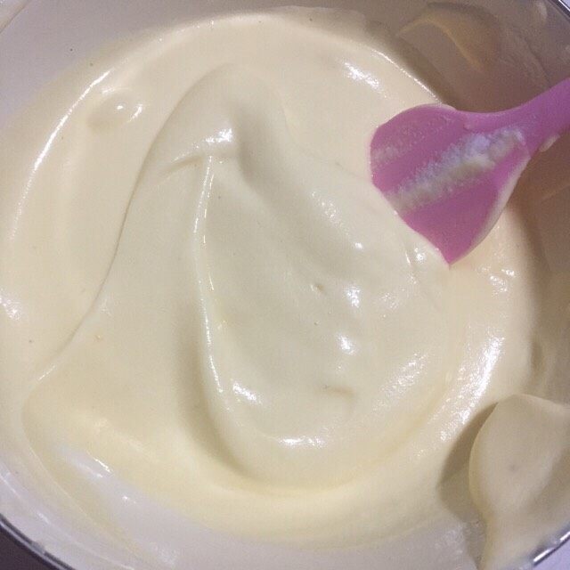 手绘童趣脚印蛋糕,把打发好的蛋白取1/3,放入蛋糊中,翻拌匀之后,再把剩下的继续倒入拌匀