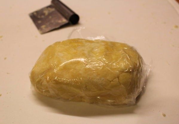 派皮自己动手做,整型成一块,用保鲜膜或塑料袋包起来冷藏1-2小时以上,隔夜更好。如果没有要马上做的话,也可以先冷冻保存。