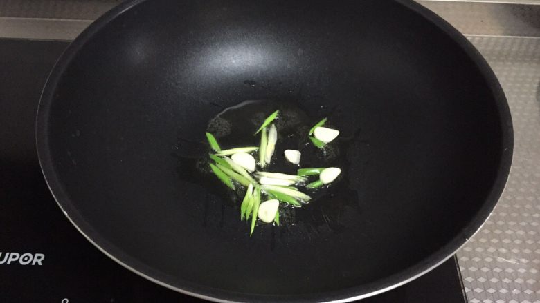 豉香海鲜菇,锅中倒入适量油,稍热放入葱蒜爆香
