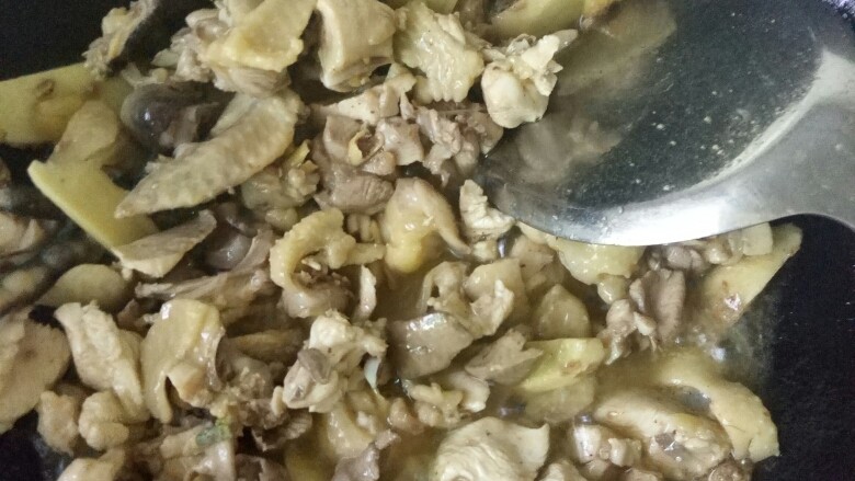 黄焖鸡,热锅,加入茶油,七成热先入生姜,30秒再放鸡块,爆炒出香味,加入少许高度白酒(去腥提香),料酒也可以,颜色微微发黄