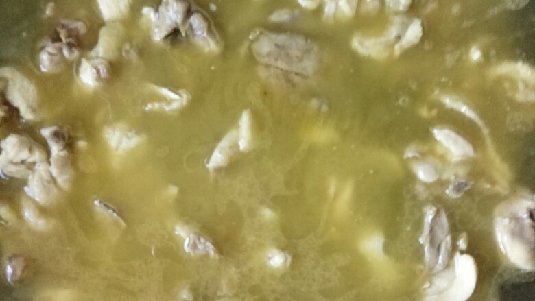 黄焖鸡,加入水,需淹没过鸡肉,盖上锅盖,大火🔥烧开改中火焖煮十分钟