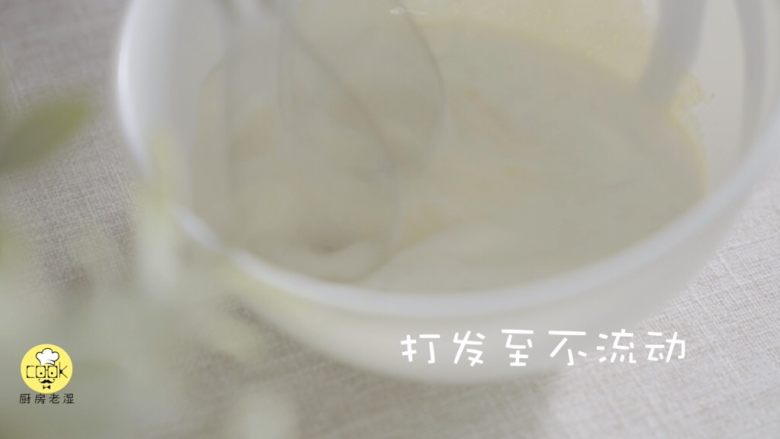 奶油蛋糕卷,打发至不流动,适合卷起的样子