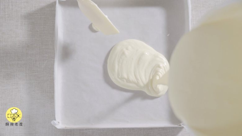 奶油蛋糕卷,烤盘铺上油纸,倒入面糊