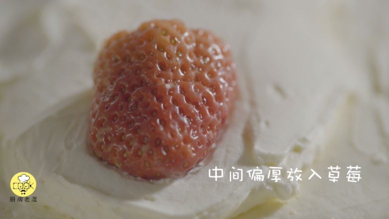 奶油蛋糕卷,中间厚涂部分放上<a style='color:red;display:inline-block;' href='/shicai/ 592'>草莓</a>。也可以放上自己喜欢的水果哦!