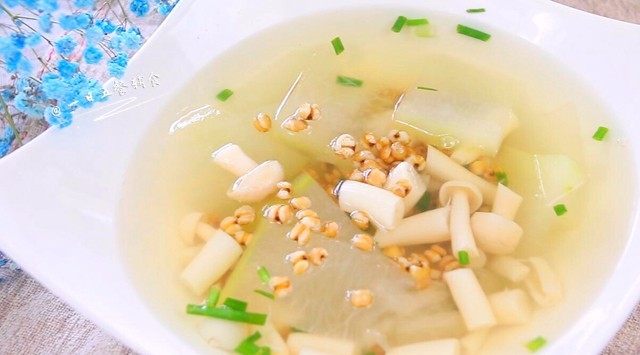 海鲜菇冬瓜薏米汤,这一碗也是美容圣品,妈妈们别忘了多喝一碗,喝了舒坦~~