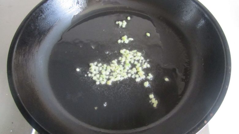 丝瓜炒鱼片,热锅凉油, 放入姜末进去爆香;