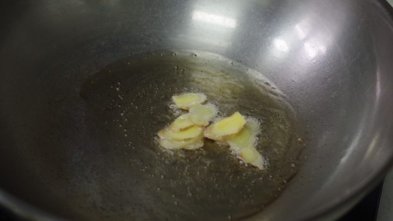 酱烧鲤鱼,起油锅,下姜片