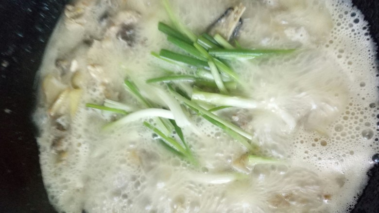 黄焖鸡,这时鸡块已经熟了,加入盐煮过一分钟,再加入葱白,胡椒,即可出锅了!