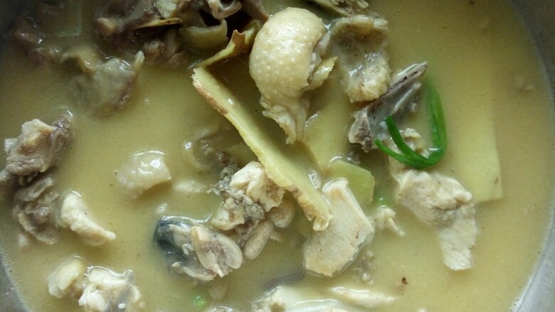 黄焖鸡,味道鲜香👍起伏必吃的一道菜! 去寒开胃健脾!不要加味精鸡粉哦😊我喜欢原汁原味