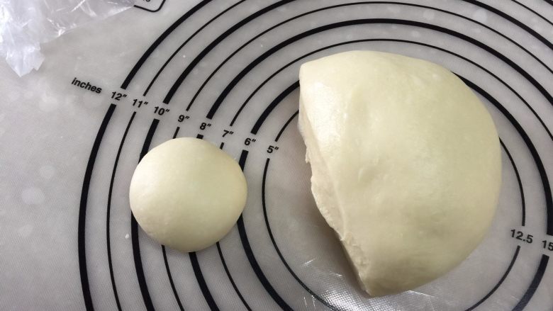 我有肉松包,你有酒吗?,取出面团揉圆,切出一小块面团揉圆,静置30秒