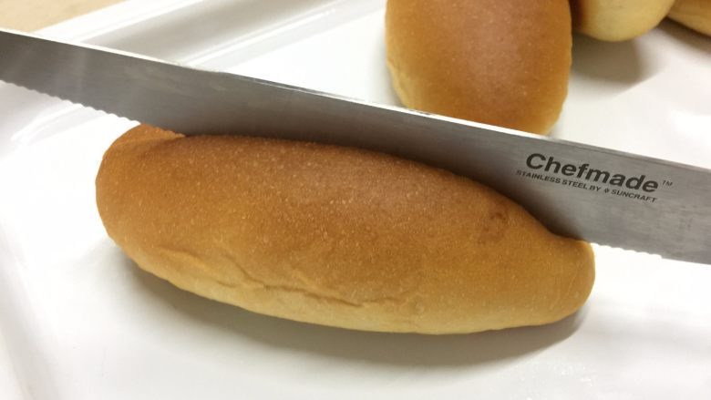我有肉松包,你有酒吗?,在面包中间纵向割一个口