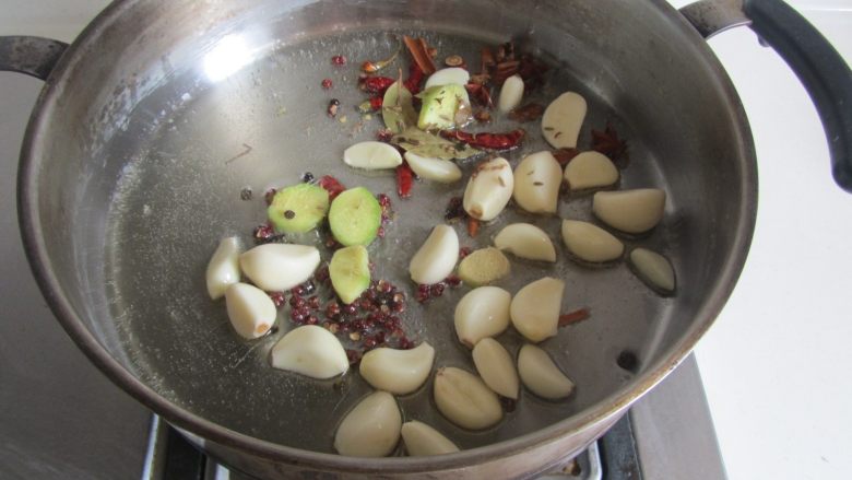 油焖小龙虾,热锅凉油(油量大一些), 放入姜蒜和大料进去翻炒;