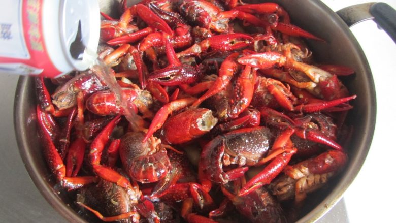 油焖小龙虾,放入1罐<a style='color:red;display:inline-block;' href='/shicai/ 897'>啤酒</a>进去;
