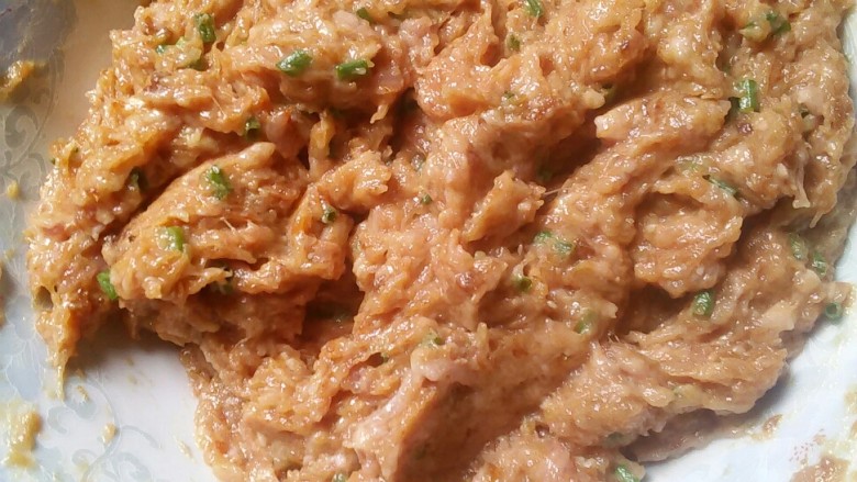 健康茄夹龙,肉沬加葱花，料酒，<a style='color:red;display:inline-block;' href='/shicai/ 788'>生抽</a>，<a style='color:red;display:inline-block;' href='/shicai/ 10588'>糖</a>，淀粉，一丢丢<a style='color:red;display:inline-block;' href='/shicai/ 721'>蚝油</a>拌匀腌20分钟待用