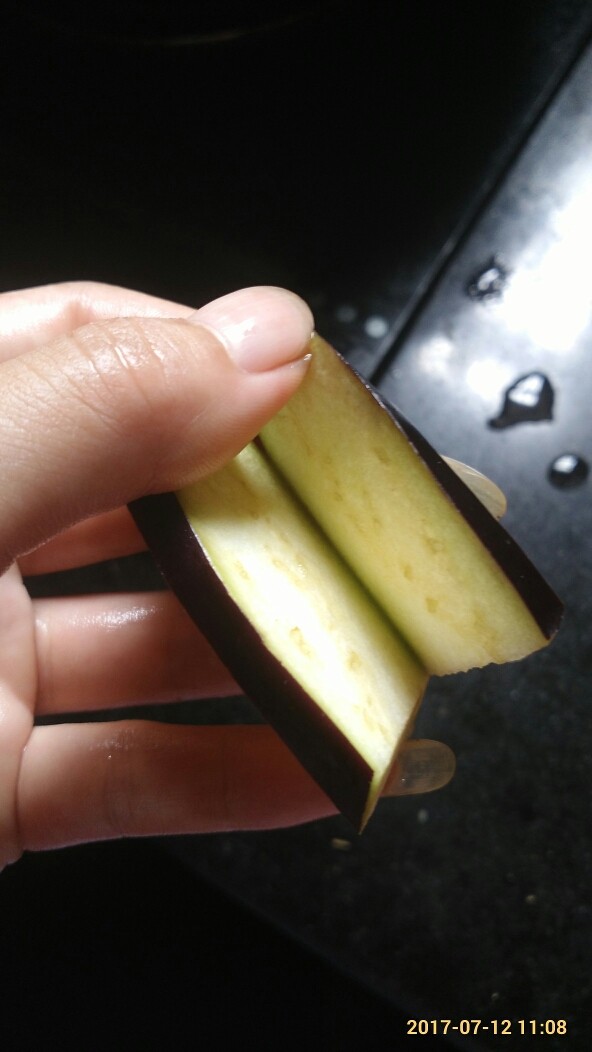 健康茄夹龙,<a style='color:red;display:inline-block;' href='/shicai/ 58'>茄子</a>洗净斜切成来片，千万别切断